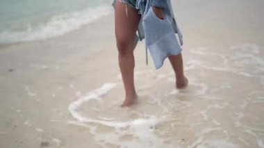 Kız Sahilde yürüyüş