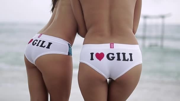 Chicas en topless en la playa — Vídeo de stock