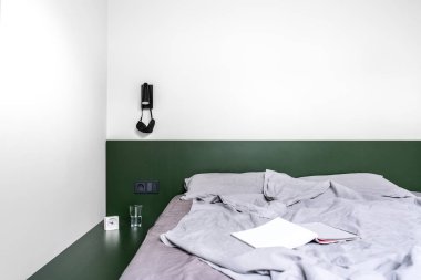 Yatak odasında modern tarzı ile beyaz duvarlar