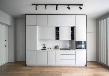 Mutfak ışık duvarları ile modern tarzda