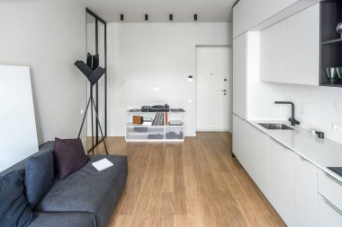 Mutfak ışık duvarları ile modern tarzda