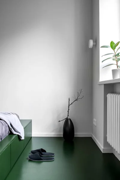 Yatak odasında modern tarzı ile beyaz duvarlar — Stok fotoğraf