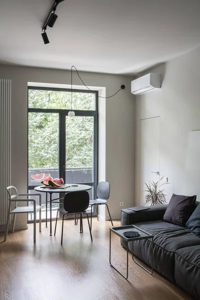 Chambre de style moderne avec des murs clairs — Photo