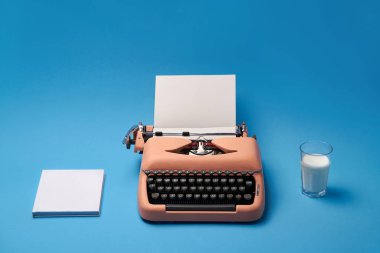 Daktilo, kitap ve cam, stüdyo çekimi ile kompozisyon.