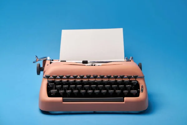 Retro cor coral máquina de escrever em estúdio, tiro estúdio . — Fotografia de Stock