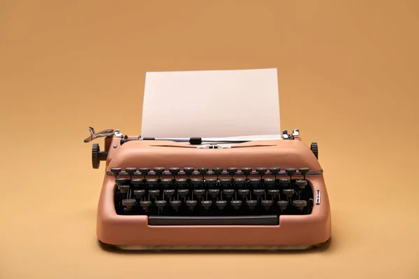 Retro cor coral máquina de escrever em estúdio, tiro estúdio . — Fotografia de Stock