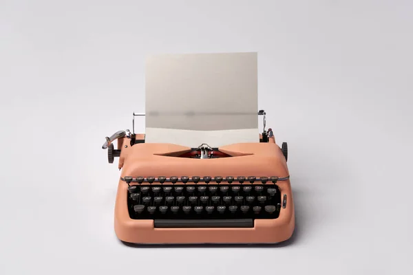 Retro cor coral máquina de escrever em estúdio. Estúdio . — Fotografia de Stock