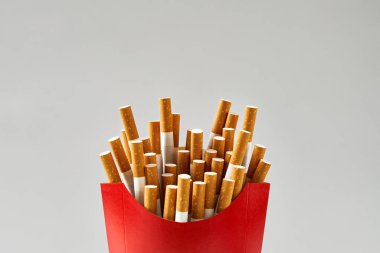 Birçok sigara kırmızı karton, izole studio içinde ateş.