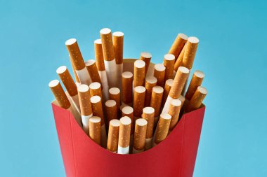 Birçok sigara kırmızı karton, izole studio içinde ateş.