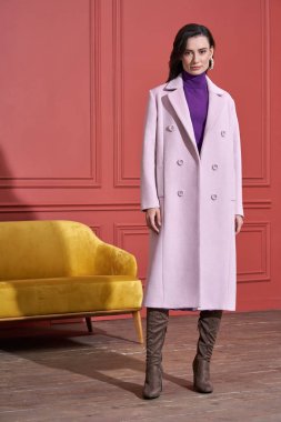 Model studio moda giysiler içinde poz