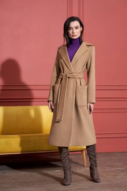 Model studio moda giysiler içinde poz