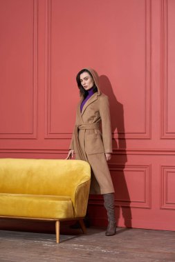 Model studio moda giysiler içinde poz