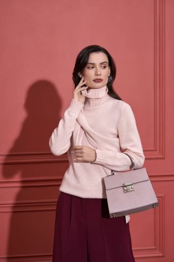 Model studio moda giysiler içinde poz