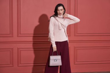 Model studio moda giysiler içinde poz