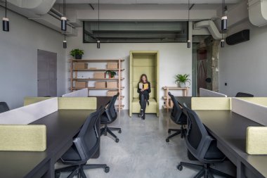 Gri duvarlar ile çatı katı tarzında şık ofis