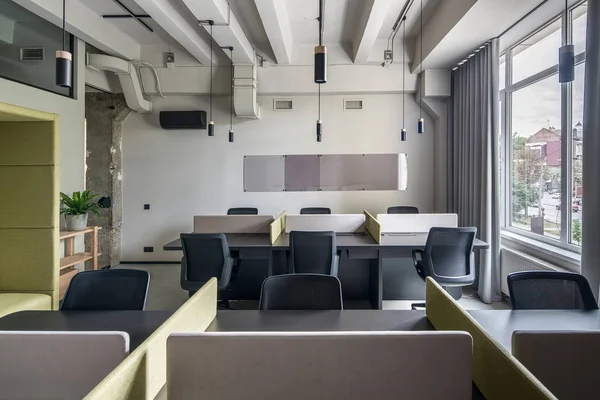 Stijlvol kantoor in loft-stijl met grijze wanden — Stockfoto