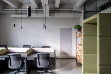 Gri duvarlar ile çatı katı tarzında şık ofis