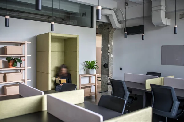 Bureau élégant en style loft avec des murs gris — Photo