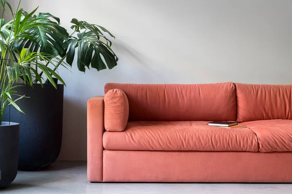 Elegante oficina con zona para relajarse con sofá —  Fotos de Stock