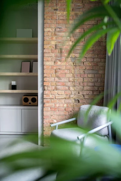 Stilfuldt kontor i loft stil med grå og mursten vægge - Stock-foto