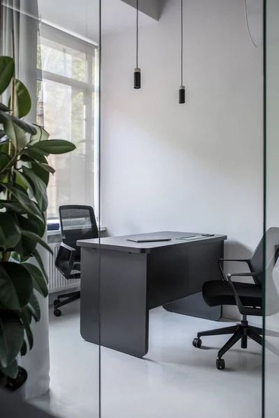 Bureau élégant en style loft avec des murs gris — Photo