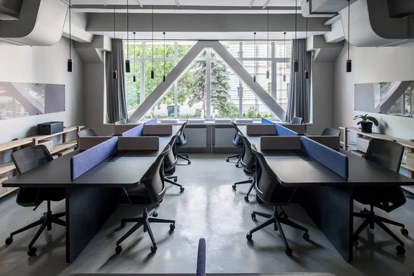 Snygg kontoret i loftstil med grå väggar — Stockfoto