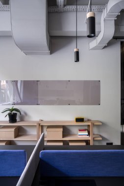 Gri duvarlar ile çatı katı tarzında güzel ofis