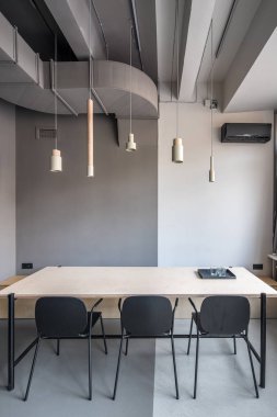 Gri duvarlar ile çatı katı tarzında şık ofis