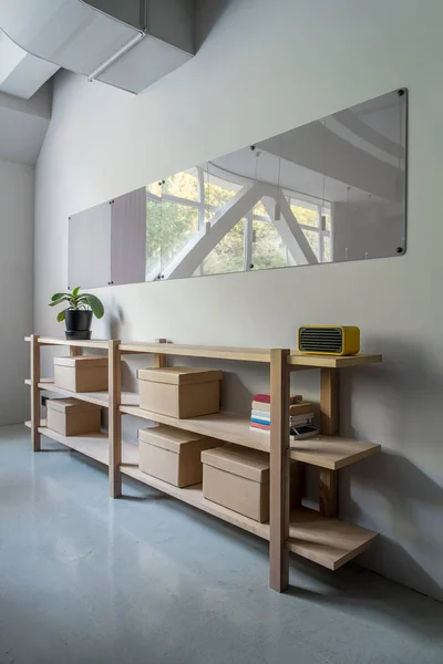 Stylový interiér s dřevěnými policemi a šedé stěny — Stock fotografie