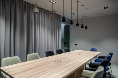 Gri ve mavi duvarlı şık konferans salonu