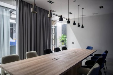 Gri ve cam duvarlı şık konferans salonu