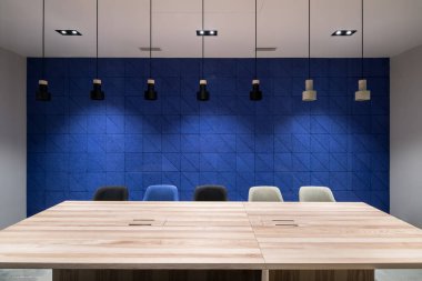 Mavi duvar ve asılı lambalar ile iş iç