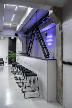 Gri duvarlar ile çatı katı tarzında şık iç