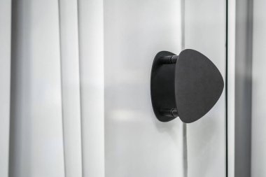 Siyah cam kapı aydınlık iç üzerindeki kolu