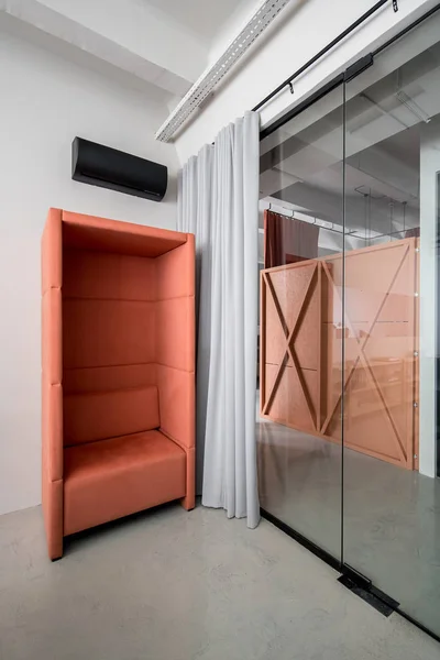 Elegante ufficio con zona relax con poltrona — Foto Stock