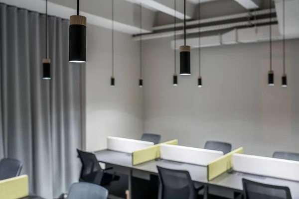 Stilvolles Büro im Loft-Stil mit grauen Wänden — Stockfoto