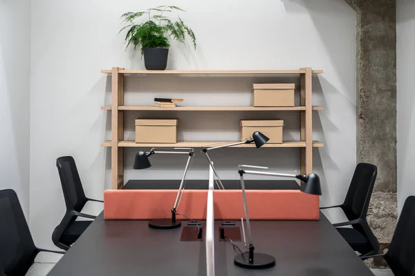 Snygg kontoret i loftstil med grå väggar — Stockfoto