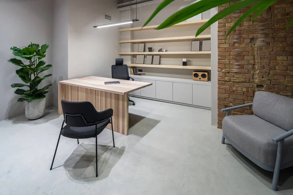 Stilvolles Büro im Loft-Stil mit grauen Wänden — Stockfoto