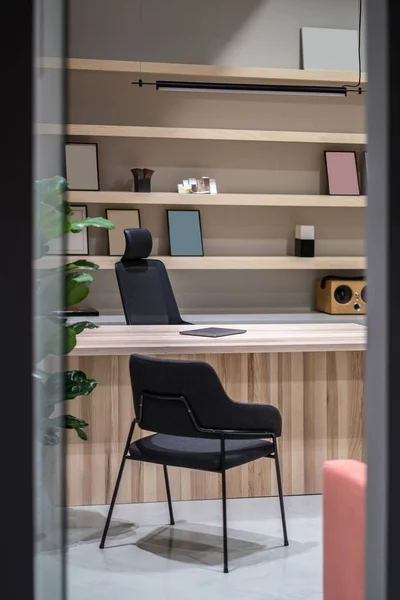 Bureau élégant avec table et étagères en bois — Photo