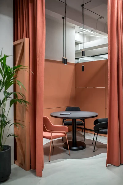 Biuro w stylu loftu z strefa spotkanie pomarańczowy — Zdjęcie stockowe