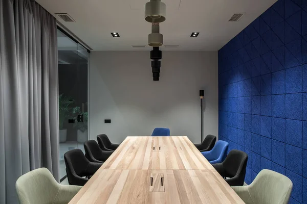 Salle de conférence élégante avec murs gris et bleu — Photo