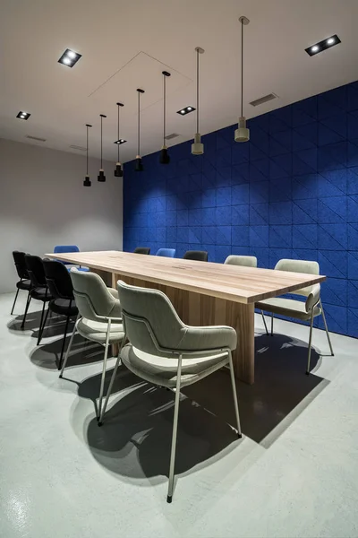 Elegante sala conferenze con pareti grigie e blu — Foto Stock