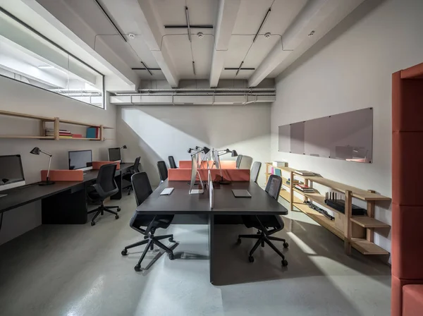 Stilvolles Büro im Loft-Stil mit hellen Wänden — Stockfoto