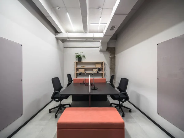 회색 벽과 로프트 스타일에 세련 된 사무실 — 스톡 사진