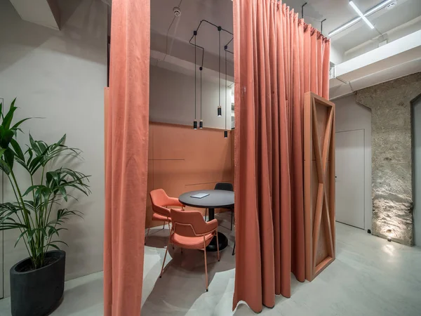 Biuro w stylu loftu z strefa spotkanie pomarańczowy — Zdjęcie stockowe