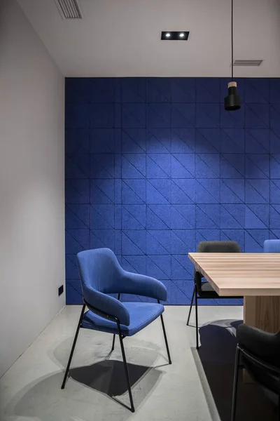 회색과 파란색 벽과 세련 된 회의실 — 스톡 사진