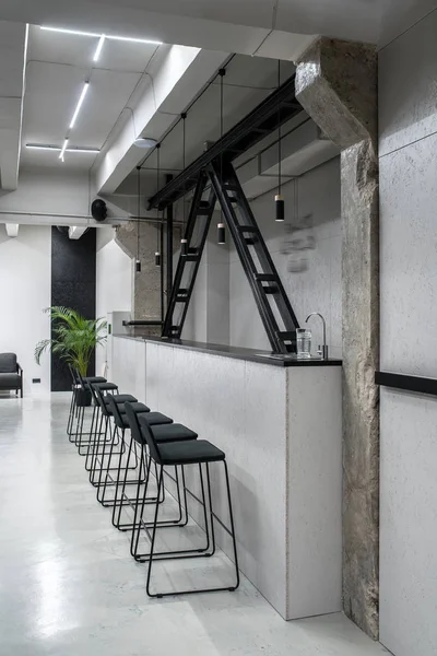Fin inredning i loftstil med grå väggar — Stockfoto