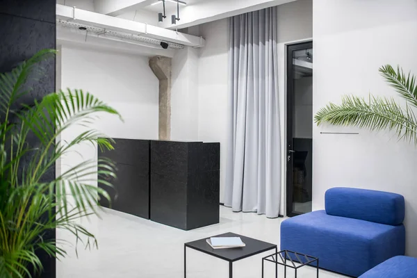 Elegant inredning i loftstil med grå väggar — Stockfoto