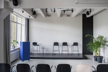 Gri duvarlar ile çatı katı tarzında şık iç