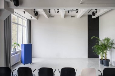 Gri duvarlar ile çatı katı tarzında şık iç